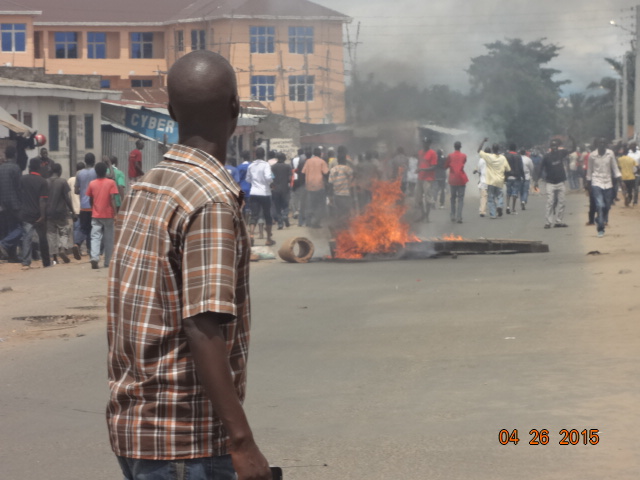 Protestors have set up burning perimeters to stop the police from advancing. Photo © by Jean-Marie Ntahimpera
